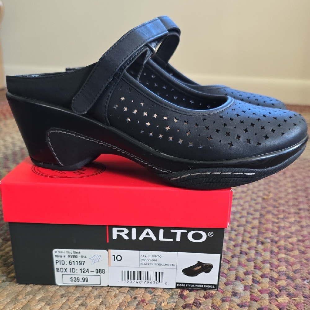 Rialto Women's Black Star Cutout Clogs